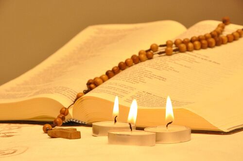 Rosenkranz - BIbel - Kerzen / pixabay.com / Joaogbjunior